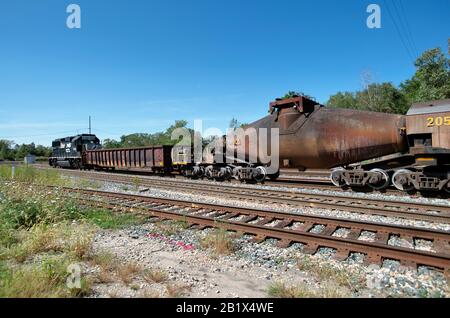 Dolton, Illinois, USA. Eine Norfolk Southern Locomotive führt den Güterzug "Bottle Train" durch den Chicagoer Vorort Dolton, Illinois. Stockfoto