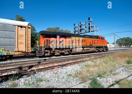 Dolton, Illinois, USA. Ein Burlington Northern Santa Fe Güterzug, der auf vielbefahrenen Mehrspurgleise durch den Chicagoer Vorort Dolton, Illin, fährt Stockfoto