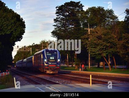 Hinsdale, Illinois, USA. Amtrak's Illinois Zephyr auf dem Weg durch die Chicagoer Vorortgemeinde Hinsdale, Illinois am frühen Abend. Stockfoto