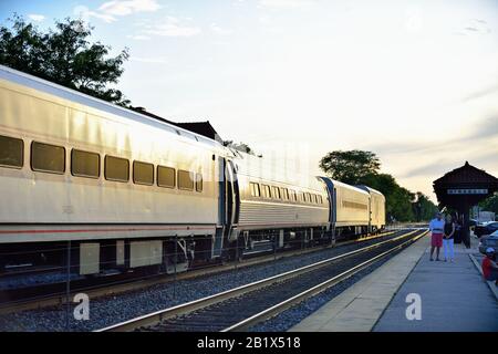 Hinsdale, Illinois, USA. Amtrak's Illinois Zephyr auf dem Weg durch die Chicagoer Vorortgemeinde Hinsdale, Illinois am frühen Abend. Stockfoto