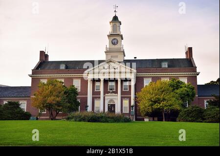 Hinsdale, Illinois, USA. Das Hinsdale Memorial Building, eine offizielle lokale Sehenswürdigkeit. Stockfoto