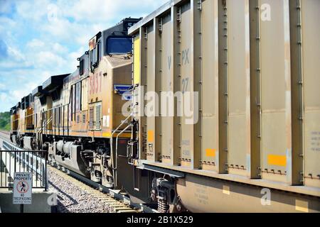 La Fox, Illinois, USA. Ein Kohlezug der Union Pacific, angeführt von drei Lokomotiveneinheiten, mit einer vierten Einheit, die hinten hilft. Stockfoto