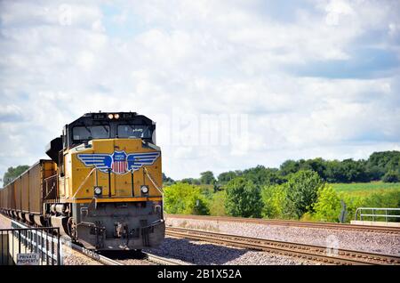 La Fox, Illinois, USA. Eine Hilfskomotive unterstützt einen leeren Kohlezug der Union Pacific, angeführt von drei Lokomotiveinheiten. Stockfoto