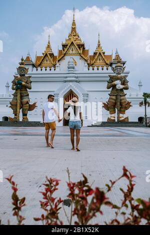 Ein Paar auf Urlaub in Thailand, das vor dem Tempel Pattaya Thailand spazieren geht Stockfoto