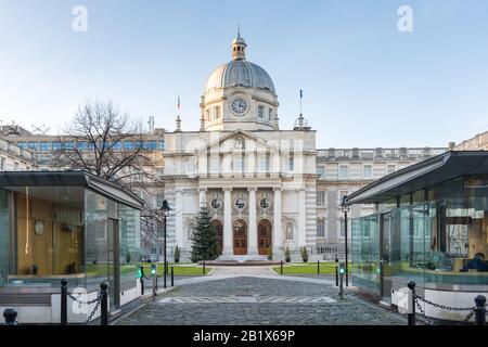 Dublin, Irland - 26. Dezember 2016:Der Sitz der irischen Regierung, auch bekannt als Leinster House. Sowohl die untere (Dail) als auch die höhere (Seanad) Kammer m Stockfoto