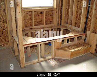 Die frühe Umrahmung eines im Bau befindlichen Badezimmers. Stockfoto