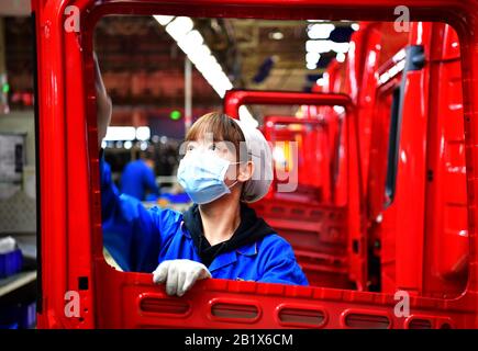 Peking, Chinas Provinz Shaanxi. Februar 2020. Ein Mitarbeiter arbeitet in einer Facotry eines Automobilunternehmens in Xi'an, der nordwestchinesischen Provinz Shaanxi, 27. Februar 2020. Credit: Shao Rui/Xinhua/Alamy Live News Stockfoto