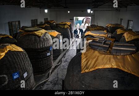 Peking, Chinas Provinz Shaanxi. Februar 2020. Mitarbeiter transferieren Liquior in einem Lagerhaus in Baoji, nordwestchinesische Provinz Shaanxi, 27. Februar 2020. Credit: Tao Ming/Xinhua/Alamy Live News Stockfoto