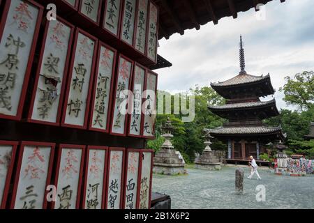 Ein Pilger, bekannt als Henro, tritt auf der Shikoku 88 Temple Wallfahrt, Matsuyama, Eihime, Japan, in den Ishiten Tempel ein. Stockfoto