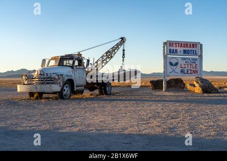 Rachel, Nevada - 21. Oktober 2019: Parkplatz der Little A'Le'Inn Bar and Motel mit einem Schlepptransporter mit UFO. Rachels Nähe zu Bereich 5 Stockfoto