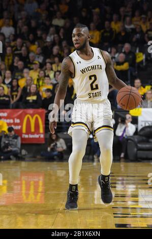 Wichita, Kansas, USA. Februar 2020. Wichita State Shockers Guard Jamarius Burton (2) übernimmt den Ball während des NCAA-Basketballspiels zwischen den Temple Owls und den Wichita State Shockers in der Charles Koch Arena in Wichita, Kansas. Kendall Shaw/CSM/Alamy Live News Stockfoto