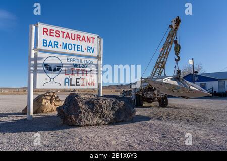 Rachel, Nevada - 21. Oktober 2019: Parkplatz der Little A'Le'Inn Bar and Motel mit einem Schlepptransporter mit UFO. Rachels Nähe zu Bereich 5 Stockfoto