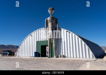 Hiko, Nevada - 21. Oktober 2019: Das Alien Research Center ist ein außerirdischer Souvenirladen auf Nevada State Rt. 375. Hier ein großgewachsener Metal Alien sc Stockfoto