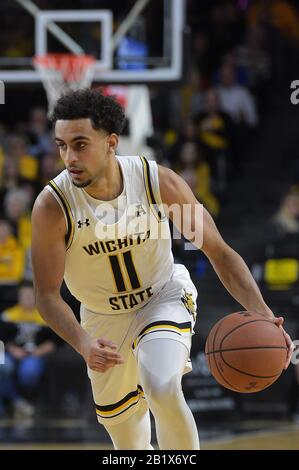 Wichita, Kansas, USA. Februar 2020. Wichita State Shockers Guard Noah Fernandes (11) bringt den Ball während des NCAA-Basketballspiels zwischen den Temple Owls und den Wichita State Shockers in der Charles Koch Arena in Wichita, Kansas, auf den Platz. Kendall Shaw/CSM/Alamy Live News Stockfoto