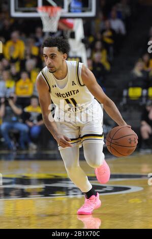 Wichita, Kansas, USA. Februar 2020. Wichita State Shockers Guard Noah Fernandes (11) bringt den Ball während des NCAA-Basketballspiels zwischen den Temple Owls und den Wichita State Shockers in der Charles Koch Arena in Wichita, Kansas, auf den Platz. Kendall Shaw/CSM/Alamy Live News Stockfoto