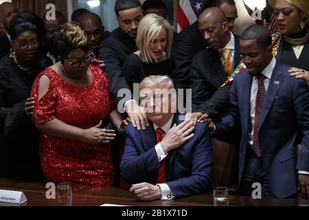 Washington, Vereinigte Staaten. Februar 2020. US-Präsident Donald J. Trump betet vor Dem Empfang Des National African American History Month im Weißen Haus in Washington, DC am Donnerstag, den 27. Februar 2020, mit den Führern der afroamerikanischen Gemeinschaft, der Wirtschaft und des Glaubens im Cabinet Room. Foto von Shawn Thew/UPI Credit: UPI/Alamy Live News Stockfoto