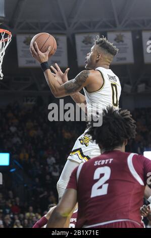 Wichita, Kansas, USA. Februar 2020. Wichita State Shockers Guard Dexter Dennis (0) schwimmt während des NCAA-Basketballspiels zwischen den Temple Owls und den Wichita State Shockers in der Charles Koch Arena in Wichita, Kansas, für zwei Punkte in den Korb. Kendall Shaw/CSM/Alamy Live News Stockfoto