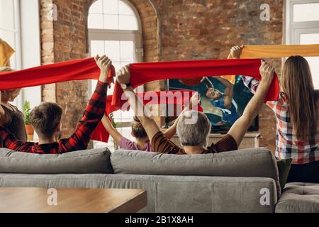 Sieg. Aufgeregt, glückliche Familie beim Basketballspiel, Meisterschaft auf der Couch zu Hause. Fans emotional jubeln für Lieblings-Nationalmannschaft. Tochter, Vater und Opa. Sport, Fernsehen, Spaß haben. Stockfoto