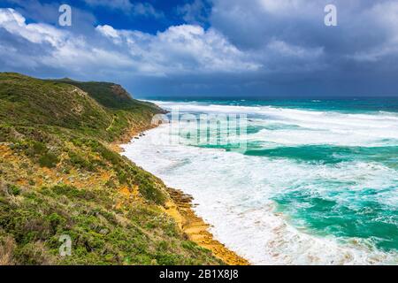 Castle Cove mit einem Sturm nähert. Great Ocean Road, Victoria, Australien Stockfoto