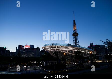 Nagoya JAPAN - 16. April 2016:Oasis 21 und TV Tower in Sakae. Oasis 21 ist eine moderne Einrichtung, die sich neben dem Nagoya TV Tower in Sakae befindet. Stockfoto