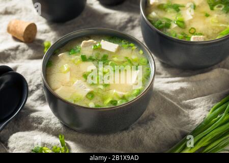 Gesunde japanische Tofu-Miso-Suppe mit grünen Zwiebeln Stockfoto