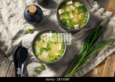 Gesunde japanische Tofu-Miso-Suppe mit grünen Zwiebeln Stockfoto