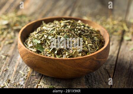 Trockengrün Biobauquet Garni Kräuter in einer Schüssel Stockfoto