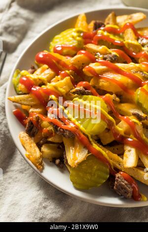 Hausgemachter Käseburger Käsegries mit Pickeln und Ketchup Stockfoto