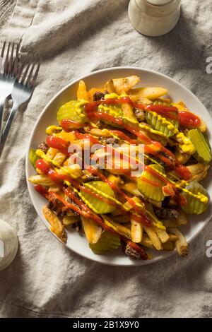 Hausgemachter Käseburger Käsegries mit Pickeln und Ketchup Stockfoto