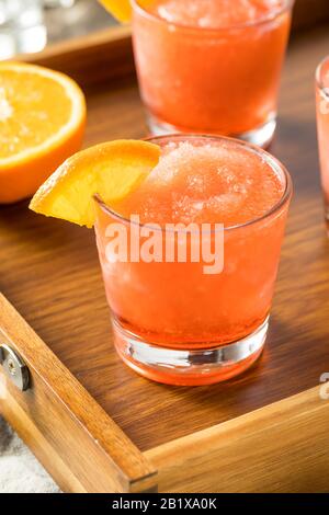 Boozy Gefrorene Negroni Sluschy mit Orange und Eis Stockfoto