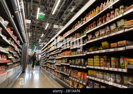 Ein Kundengeschäft mit Handy bei Amazon Geht Am 27. Februar 2020 Einkaufen. Der erste große, kashierlose Supermarkt des Technikunternehmens wurde Anfang der Woche im Viertel Capitol Hill in Seattle eröffnet. Kunden scannen eine Amazon Go App, um in den 10.000 Quadratfuß großen Laden zu gehen, die Produkte zu nehmen und ohne Auschecken zu gehen. Die "Just Walk Out Technology" von Amazon nutzt ein komplexes System von Kameras und Sensoren, um Einkäufe nachzuverfolgen, das bereits in ihren kleineren Amazon Go Convenience Stores verwendet wird. Stockfoto
