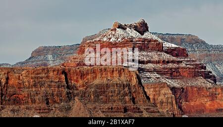 Cheops-Pyramide mit Winterschnee, Grand Canyon National Park Stockfoto