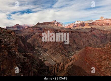 Blick auf Colorado River, Cheops Pyramid, Sumner Butte, Nordrand und Inner Gorge des Grand Canyon vom Tipoff Point auf den South Kaibab Trail Stockfoto