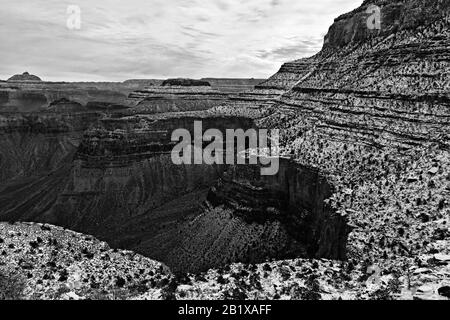 Morgensonne auf dem Südrand des Grand Canyon, Lyell Butte und Vishnu Temple, mit einem Stäuben von Winterschnee Stockfoto