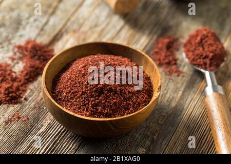 Roher Roter organischer Getrockneter Sumac in einer Schüssel Stockfoto