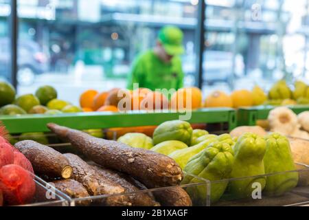 Am 27. Februar 2020 werden frische Produkte bei Amazon Go Grocery ausgestellt. Der erste große, kashierlose Supermarkt des Technikunternehmens wurde Anfang der Woche im Viertel Capitol Hill in Seattle eröffnet. Kunden scannen eine Amazon Go App, um in den 10.000 Quadratfuß großen Laden zu gehen, die Produkte zu nehmen und ohne Auschecken zu gehen. Die "Just Walk Out Technology" von Amazon nutzt ein komplexes System von Kameras und Sensoren, um Einkäufe nachzuverfolgen, das bereits in ihren kleineren Amazon Go Convenience Stores verwendet wird. Stockfoto