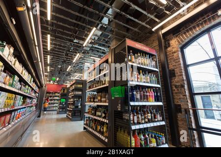 Eine Auswahl an Bier und Spirituosen, die am 27. Februar 2020 bei Amazon Go Grocery ausgestellt wurden. Der erste große, kashierlose Supermarkt des Technikunternehmens wurde Anfang der Woche im Viertel Capitol Hill in Seattle eröffnet. Kunden scannen eine Amazon Go App, um in den 10.000 Quadratfuß großen Laden zu gehen, die Produkte zu nehmen und ohne Auschecken zu gehen. Die "Just Walk Out Technology" von Amazon nutzt ein komplexes System von Kameras und Sensoren, um Einkäufe nachzuverfolgen, das bereits in ihren kleineren Amazon Go Convenience Stores verwendet wird. Stockfoto