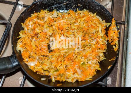 Gesunde Ernährung, Ernährung, Konzept vegane Proteinquelle. Rohstoff von Hülsenfrüchten (Karotten, rote Linsen, Pfeffer, Kartoffel). Draufsicht. Stockfoto