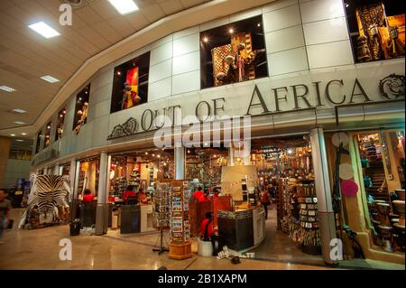 Aus Afrika berühmter Shop im Duty Free Shop Bereich des O. R. Tambo International Airport, Johannesburg, Südafrika Stockfoto