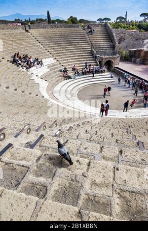 Italien, POMPEI - ÜLG 19, 2019: Alte römische Stadt, die durch den Ausbruch des Vesuvs im Jahr 79 zerstört wurde. Ruinen des Amphitheaters. Pompeji ist ein UNESCO-Worl Stockfoto