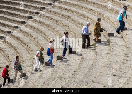 Italien, POMPEI - ÜLG 19, 2019: Alte römische Stadt, die durch den Ausbruch des Vesuvs im Jahr 79 zerstört wurde. Ruinen des Amphitheaters. Pompeji ist ein UNESCO-Worl Stockfoto