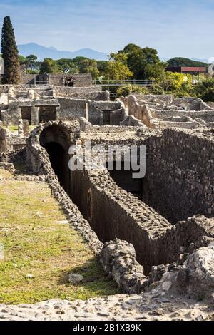 Italien, POMPEI - ÜLG 19, 2019: Alte römische Stadt, die durch den Ausbruch des Vesuvs im Jahr 79 zerstört wurde. Pompeji gehört zum UNESCO-Weltkulturerbe. Stockfoto