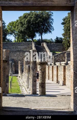 Italien, POMPEI - ÜLG 19, 2019: Alte römische Stadt, die durch den Ausbruch des Vesuvs im Jahr 79 zerstört wurde. Pompeji gehört zum UNESCO-Weltkulturerbe. Stockfoto