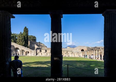 Italien, POMPEI - ÜLG 19, 2019: Alte römische Stadt, die durch den Ausbruch des Vesuvs im Jahr 79 zerstört wurde. Pompeji gehört zum UNESCO-Weltkulturerbe. Stockfoto