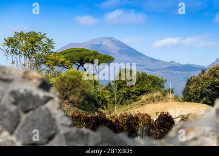 Italien, POMPEI - ÜLG 19, 2019: Alte römische Stadt, die durch den Ausbruch des Vesuvs im Jahr 79 zerstört wurde. Pompeji gehört zum UNESCO-Weltkulturerbe. Stockfoto