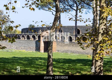 Italien, POMPEI - ÜLG 19, 2019: Alte römische Stadt, die durch den Ausbruch des Vesuvs im Jahr 79 zerstört wurde. Ruinen des Amphitheaters. Pompeji ist ein UNESCO-Worl Stockfoto
