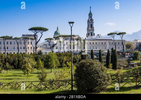 Italien, POMPEI - ÜLG 19, 2019: Neue Stadt Pompei in der Nähe von Ruinen der antiken Stadt. Stockfoto
