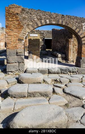 Italien, POMPEI - ÜLG 19, 2019: Alte römische Stadt, die durch den Ausbruch des Vesuvs im Jahr 79 zerstört wurde. Pompeji gehört zum UNESCO-Weltkulturerbe. Stockfoto
