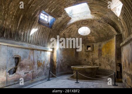 Italien, POMPEI - ÜLG 19, 2019: Alte römische Stadt, die durch den Ausbruch des Vesuvs im Jahr 79 zerstört wurde. Pompeji gehört zum UNESCO-Weltkulturerbe. Stockfoto