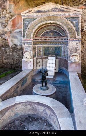 Italien, POMPEI - ÜLG 19, 2019: Alte römische Stadt, die durch den Ausbruch des Vesuvs im Jahr 79 zerstört wurde. Pompeji gehört zum UNESCO-Weltkulturerbe. Stockfoto